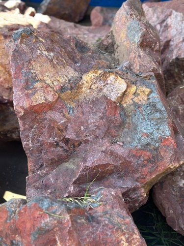 Камни для ландшафтного дизайна красно-фиолетовые 10-60 килограмм купить в Каменск-Уральском