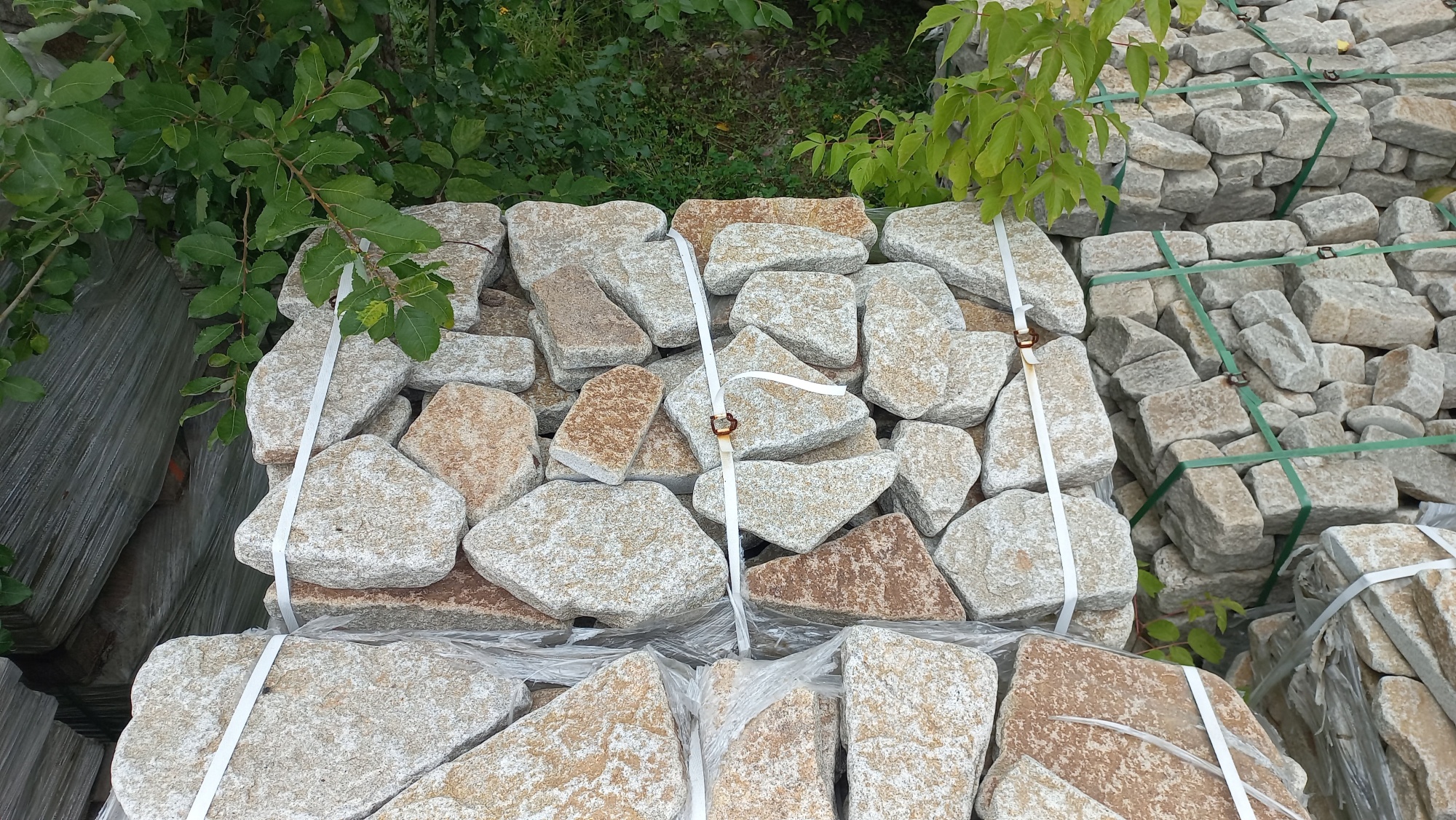 Плитняк галтованный гранитный для ландшафтного дизайна купить в Каменск-Уральском