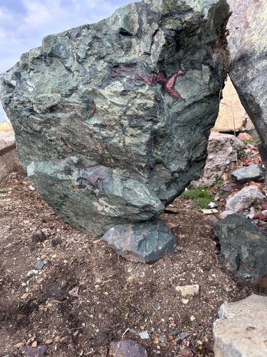 Гигантские зелёные валуны для ландшафтного дизайна весом более 5 тонн купить в Каменск-Уральском