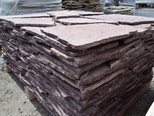 Плитняк лемезит бордовый для облицовки цоколя 20-25 мм  купить в Каменск-Уральском