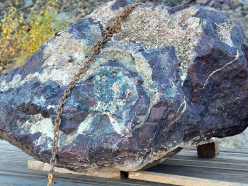 Огромные красно-фиолетовые валуны для ландшафтного дизайна весом более 5 тонн купить в Каменск-Уральском