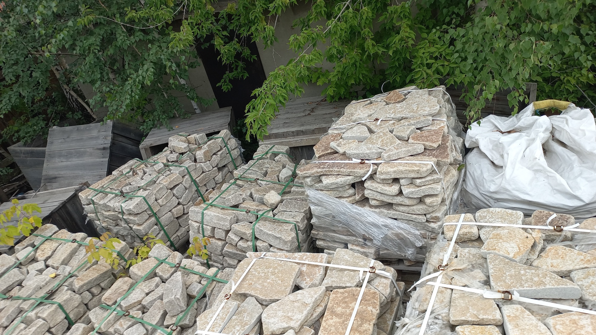 Плитняк гранитный галтованный купить в Каменск-Уральском