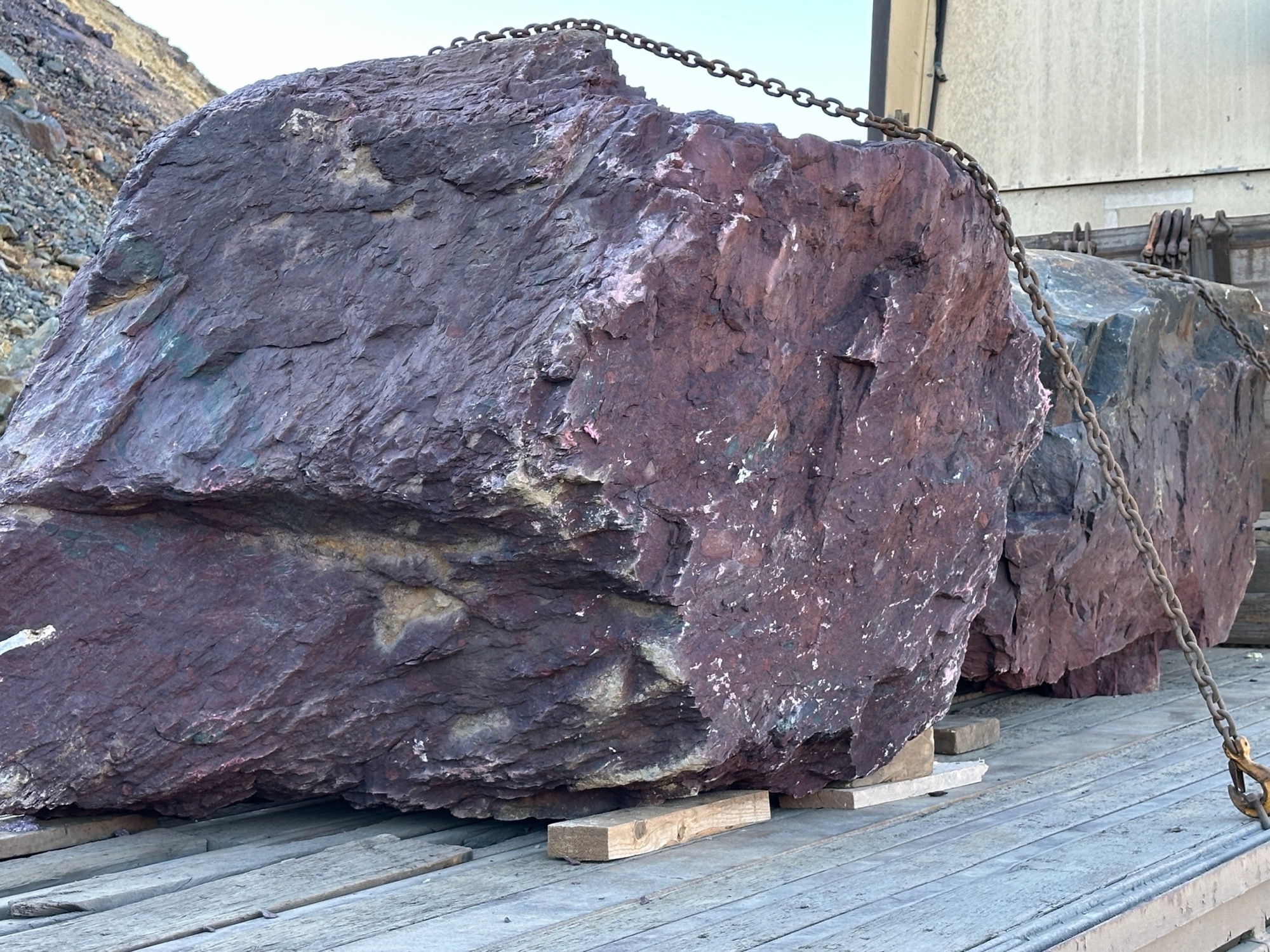 Огромные красно-фиолетовые валуны для ландшафтного дизайна весом более 5 тонн купить в Каменск-Уральском