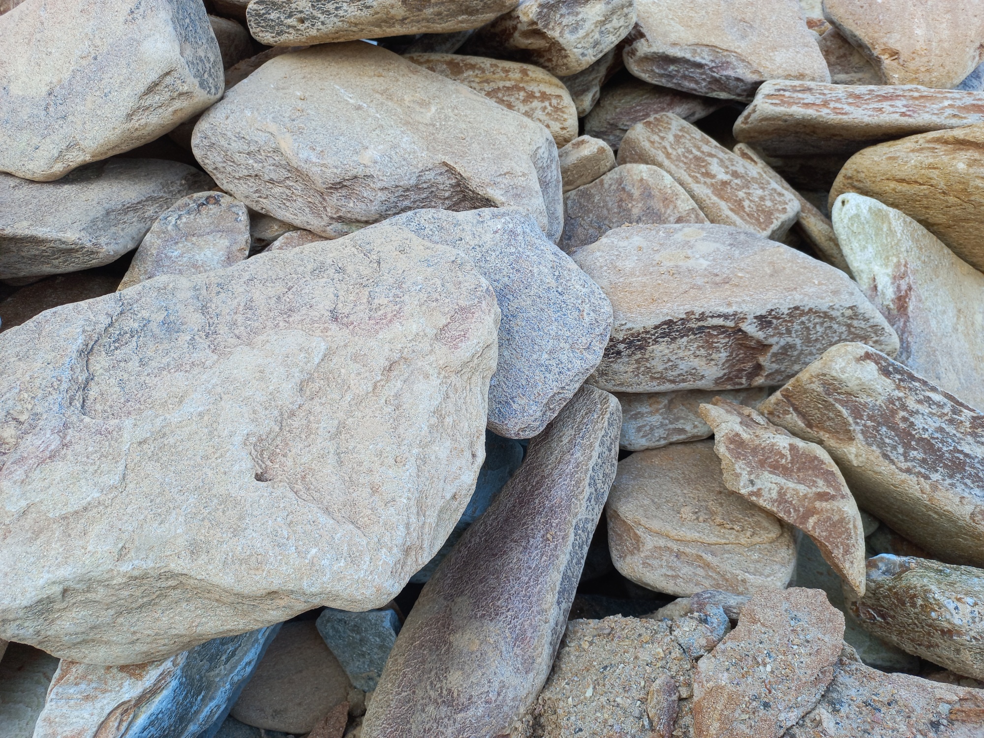 Златолит жёлтый, жёлто-зелёный глыбки и валуны для ланшафтного дизайна купить в Каменск-Уральском