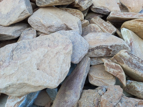 Златолит жёлтый, жёлто-зелёный глыбки и валуны для ланшафтного дизайна купить в Каменск-Уральском