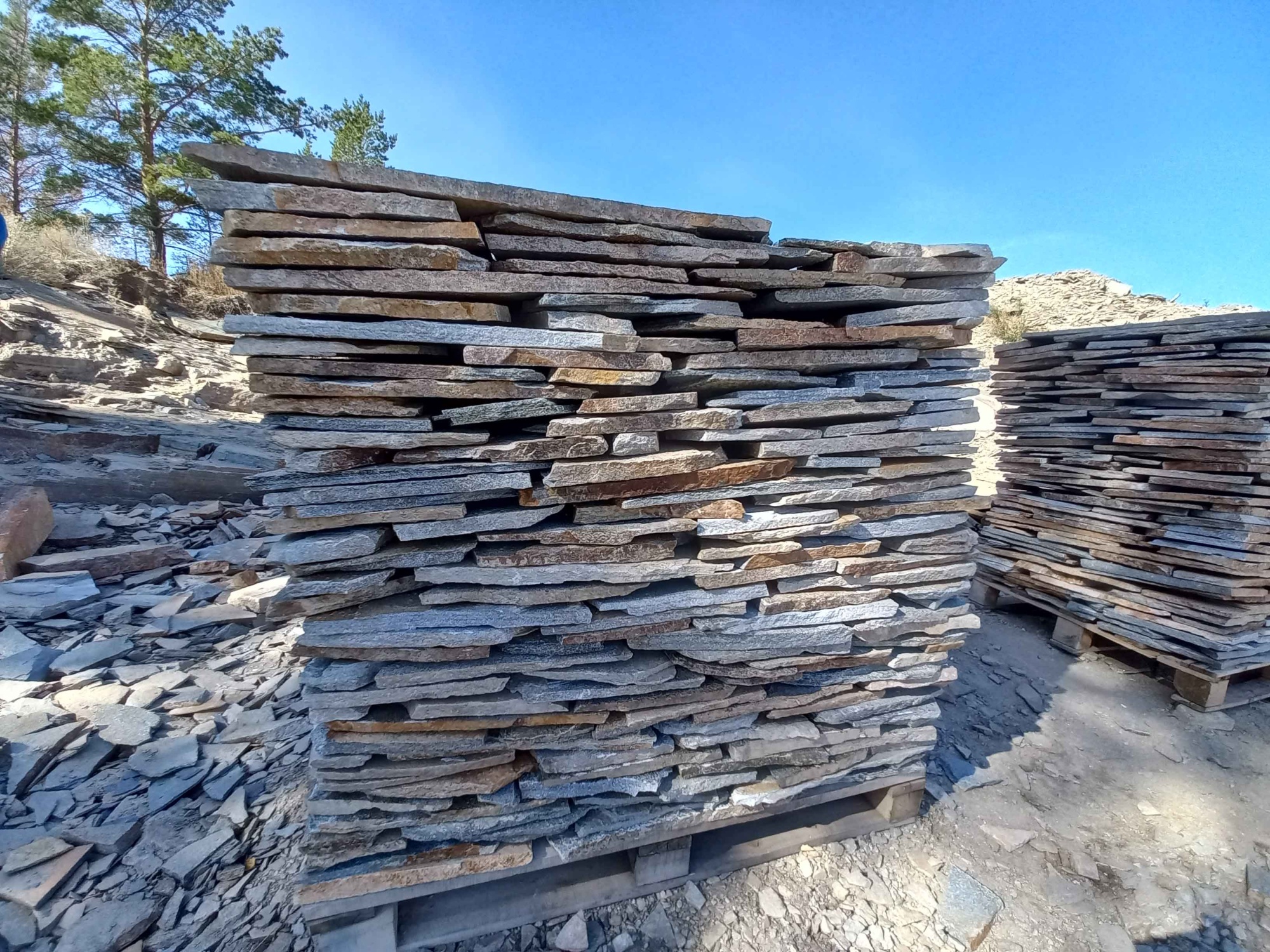 Плитняк златолит серебристый для фасада купить в Каменск-Уральском