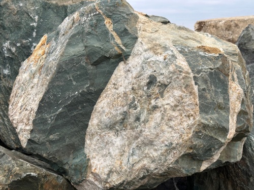 Гигантские зелёные валуны для ландшафтного дизайна весом более 5 тонн купить в Каменск-Уральском