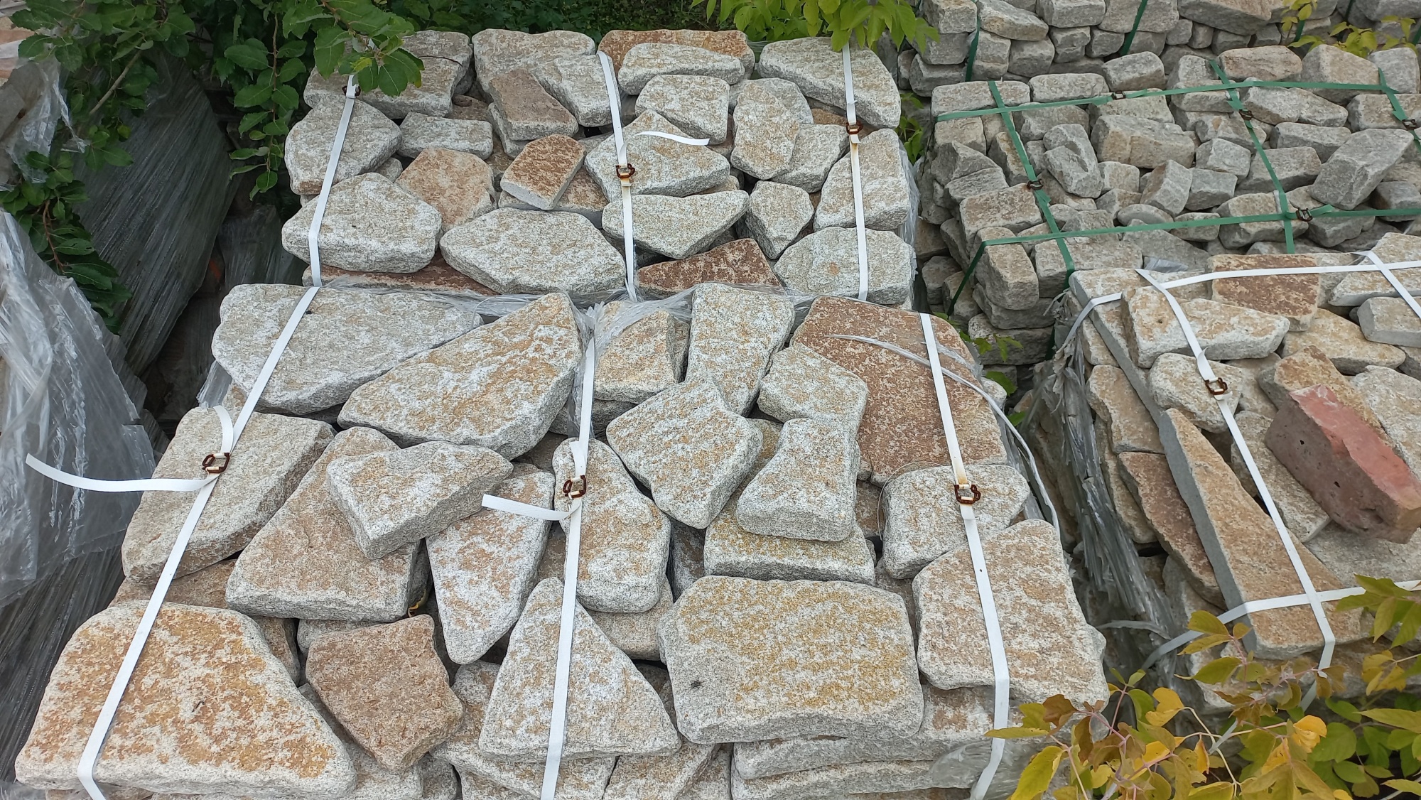 Гранитный плитняк галтованный для мощения купить в Каменск-Уральском