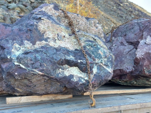 Огромные красно-фиолетовые валуны для ландшафтного дизайна весом более 5 тонн купить в Каменск-Уральском