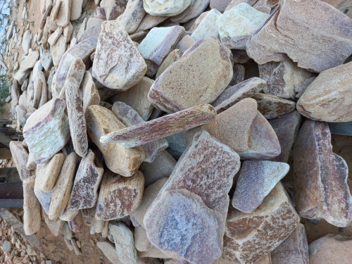 Златолит жёлтый, жёлто-зелёный глыбки и валуны для ланшафтного дизайна купить в Каменск-Уральском