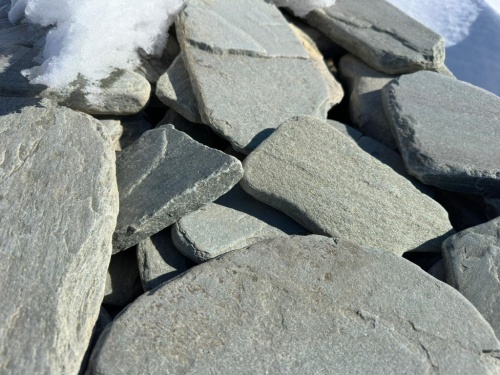 Плитняк златолит зелёный галтованный для цоколя купить в Каменск-Уральском